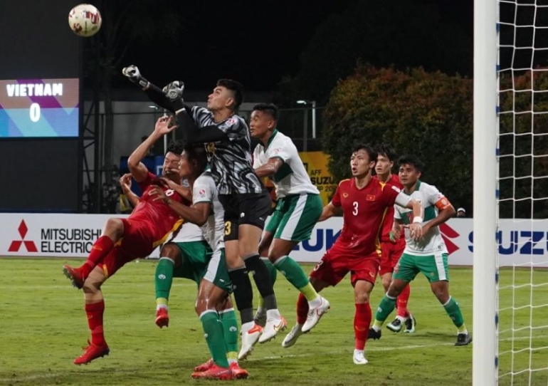 Nadeo Argawinata menjauhkan bola dari gawang Indonesia (twitter:affsuzukicup)