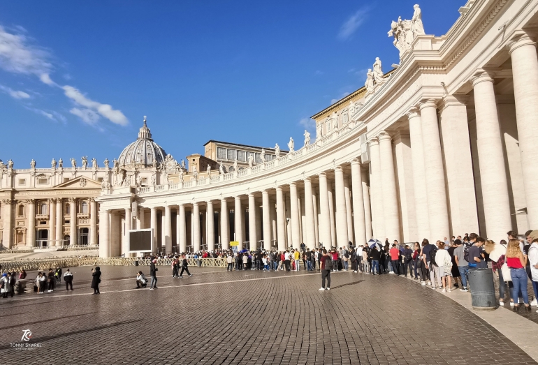 Leading lines berupa antrean pengunjung dan pilar-pilar ke Basilika Santo Petrus- Vatikan. Sumber: dokumentasi pribadi