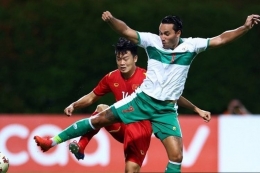 Aksi penyerang timnas Indonesia, Ezra Walian, dalam laga Piala AFF 2020 antara Indonesia vs Vietnam (AFP/Yong Teck Lima) via Kompas.com