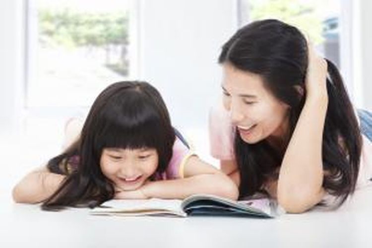 Ilustrasi ibu memberi pendidikan seks melalui buku. Foto via kompas.com