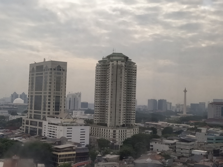 Tugu Monas dan Masjid Istiqlal yang tampak kecil di tengah gedung besar dan tinggi. (foto dok damanhuri)