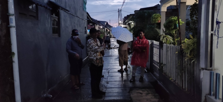 Bapak berbaju batik,  yang mengaku sebagai pegawai Disrumkim Kota Depok, menyampaikan soal peraturan perbaikan jalan, Kamis (16/12/2021). 