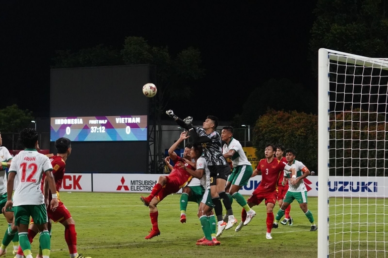 Kiper Timnas Indonesia, Nadeo Argawinata berjibaku dengan para pemain Vietnam (dok. affsuzukicup.com)