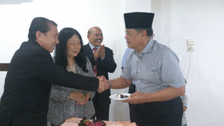 Bapak Drs H Djufri menerima kue anniversary dari Suami | dok pribadi