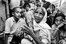 Seorang pengungsi sedang menceritakan penderitaan keluarganya yang tinggal di kota Dhaka pada tahun 1971. | Sumber: ICRC Jean-Jacques Kurz