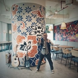 Lukisan Batik dan Mural di dinding kantin I Sumber Foto : dokpri