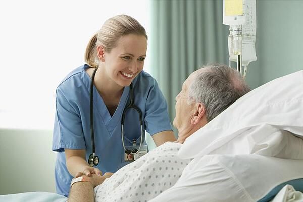 Perawat profesional dengan senyuman dan ketulusan dalam merawat pasiennya. (swanstaff.co.uk)