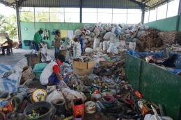 Ilustrasi proses pemilahan sampah di Tempat Pengelolaan Sampah. Foto: Kompas.com/Ira Rachmawati