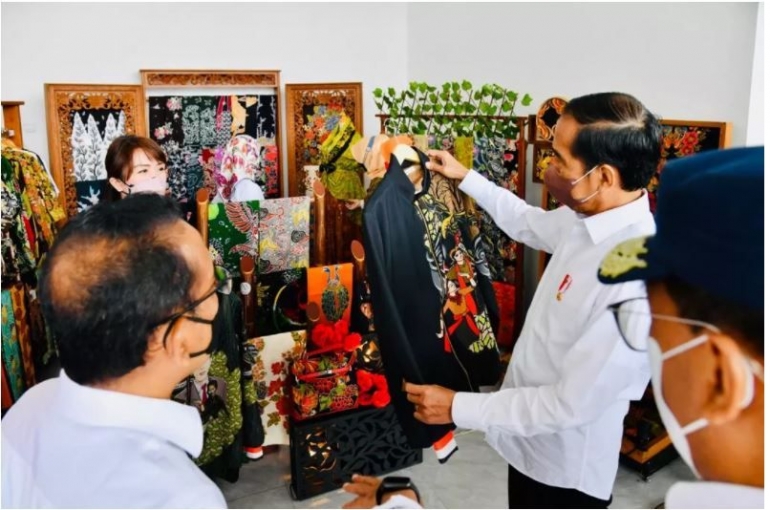 Presiden Jokowi saat hendak membeli Jaket hasil karya UMKM di Blora, Sumber: SetPres via Kompas.com