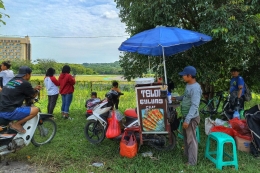 Serunya nonton di luar pagar Sirkuit Sentul (foto by widikurniawan)