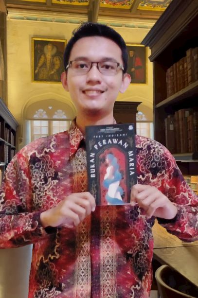 Arief Nur Rohman berpose dengan buku 