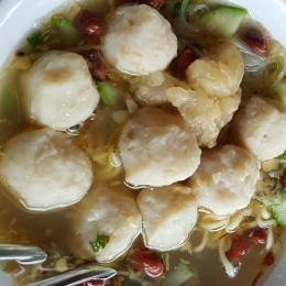 Bakso pentol seperti ini kini bisa dinikmati dari rumah karena tersedia secara precooked (foto: dokpri)