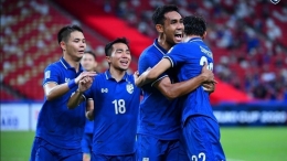 Tampak para pemain Thailand berpelukan setelah cetak gol (sumber: viva.co.id)