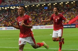 Irfan Jaya mencetak gol kedua di laga melawan Malaysia di National Stadium, Singapura (19/12). Sumber: AFP/Roslan Rahman/via Kompas.com