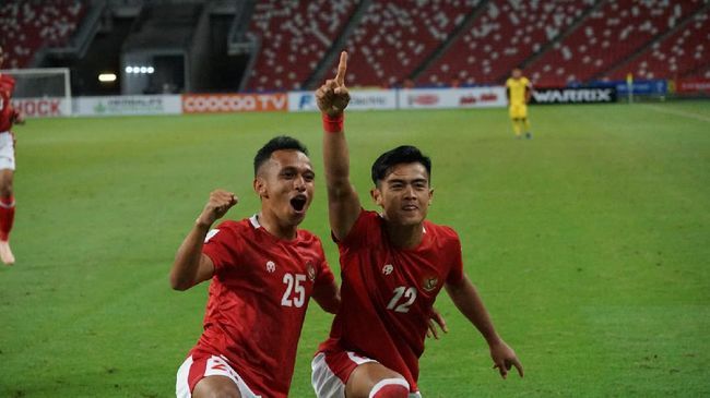 Irfan Jaya dan Pratama Arhan merayakan gol ke gawang Malaysia (Sumber: CNN/PSSI)