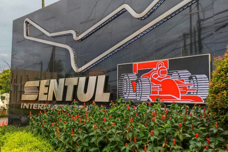 Gerbang kawasan Sirkuit Internasional Sentul, di Bogor (foto by widikurniawan)