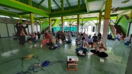 Bagoes Sanjoto ketika memberikan motivasi kepada peserta parenting di SMAN 1 Taman Sidoarjo. (foto:dok pribadi)