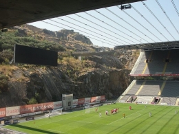 Braga Stadium yang dibangun di sisi bukit karang pernah dipakai untuk Euro Cup 2004 - Forgemind CC 2.0