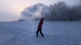 Air mendidih langsung membeku setelah terkena udara luar (Youtube/Life in Yakutia).