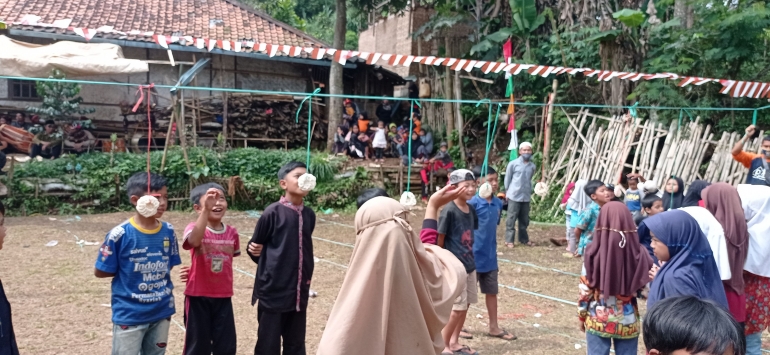 Anak Desa lomba makan kerupuk peringati Hari Raya Kemerdekaan Indonesia. Kegiatan ini ada dalam kunjungan rutin Bina Desa Pemuda Peduli (21/08/2021)-dokpri