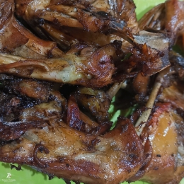 Ayam Goreng Sulawesi yang terkenal. Sumber: dokumentasi pribadi