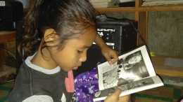 Salah satu anak membaca buku | Dokumentasi Pribadi Neno Anderias Salukh