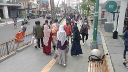 Ramainya lalu lalang orang di Selasar Malioboro, areal dekat Stasiun Tugu Yogyakarta. (Dokpri)