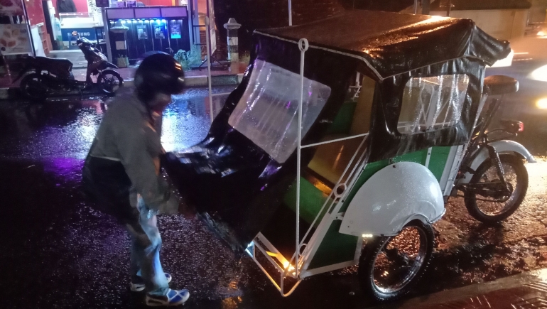 Becak motor menjadi alternatif utama angkutan di Yogyakarta saat aplikasi tranportasi online K.O. (Dokpri)