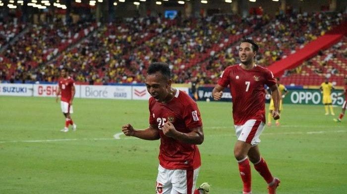 Irfan Jaya melakukan selebrasi setelah mencetak gol ke gawang Malaysia, Minggu malam (19/12) (sumber : jateng.tribunnews.com)