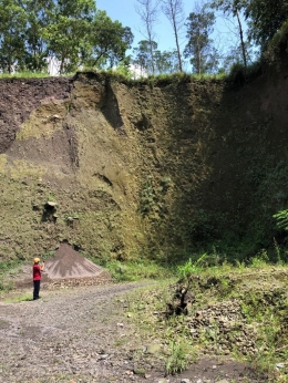 JURANG merupakan salah satu hasil ulah penambangan pasir dengan alat modern di lereng Gunung Merapi di kawasan Yogyakarta. (Dok. Pribadi)