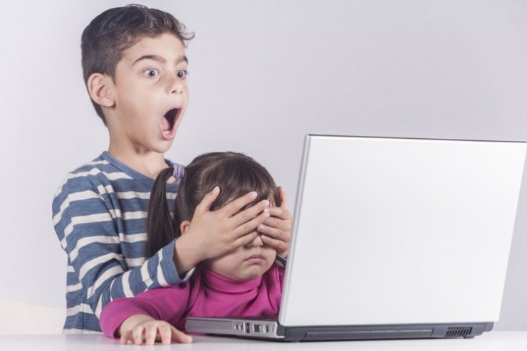 Ilustrasi anak melihat tayangan di internet. (sumber: YiorgosGR via kompas.com)