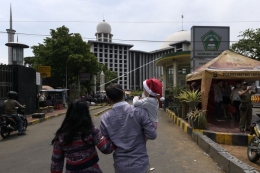 Umat Katolik menuju lokasi parkiran Masjid Istiqlal seusai Misa Natal di Gereja Katedral, Jakarta,  (25/12/2015) - Antara Foto/Sigid Kurniawan