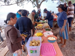 Jamuan makan siang oleh warga Jerili di Pantai Ulopra P. Serua (dok.pribadi) 