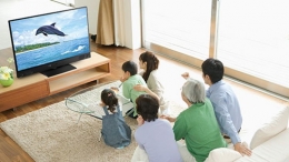 Nonton acara kesukaan bersama keluarga | Ilustrasi gambar: Japanese station.com