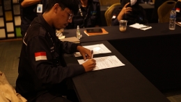 Said Alwy (CEO Pemuda Peduli) saat menandatangani hasil rapat kerja yang dilaksanakan di Yogyakarta pada (02/12/2021)
