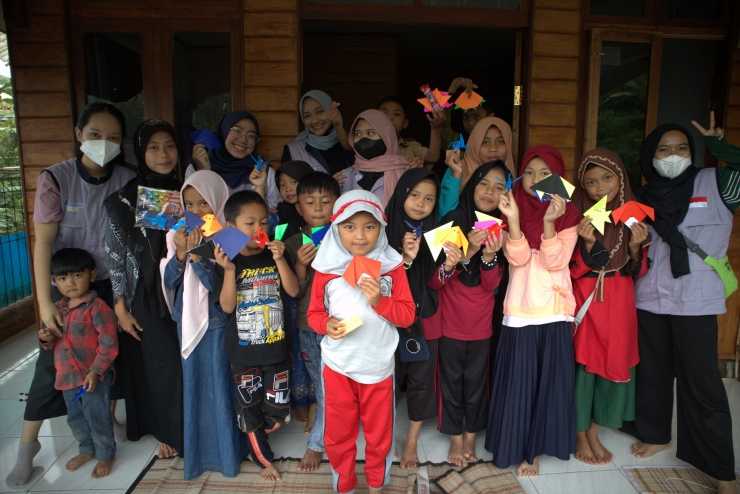 Pemuda Peduli dan anak Desa Sirnajaya dengan hasil karya origami sederhana seuisai kunjungan rutin yang dilakukan Pemuda Peduli pada (13/11/2021).