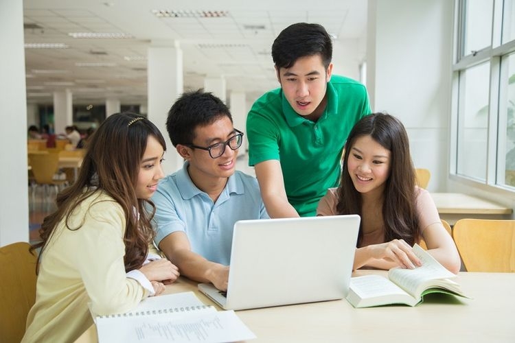 Mahasiswa belajar kelompok  | Sumber: Shutterstock