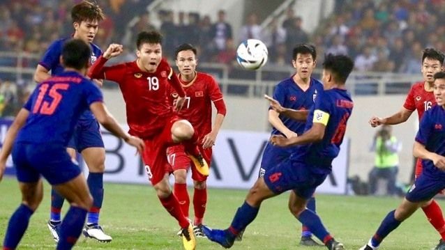 Tampak pemain Vietnam (merah) sedang berduel dengan para pemain Thailand (sumber: en.nhandan.vn)