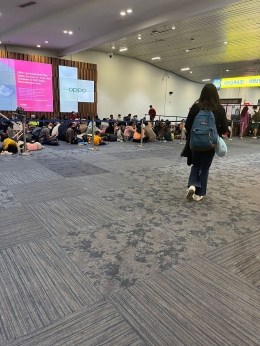 Ribuan pendatang duduk di karpet bandara Terminal 3 (Dokumentasi Gana)