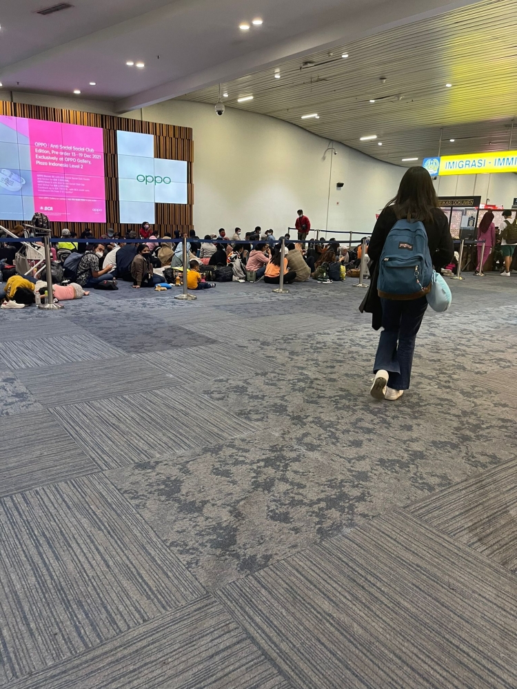 Ribuan pendatang duduk di karpet bandara Terminal 3 (Dokumentasi Gana)