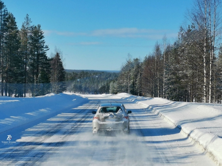 Jalan raya di sekitar Rovaniemi yang diselimuti salju tebal. Sumber: dokumentasi pribadi