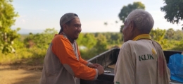 Pringga berinteraksi dengan masyarakat desa penyintas Badai Seroja di NTT april lalu. Asesmen pemulihan pasca bencana dilaksanakan pada (09/05/2021) Dokpri