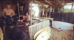 Eddie (duduk)  menemani beberapa surfer di Pantai Areguling Lombok. Dokpri