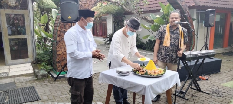 Acara dibuka oleh  Bambang Paningron budayawan Yogyakarta  dengan pemotongan tumpeng (Dokpri)