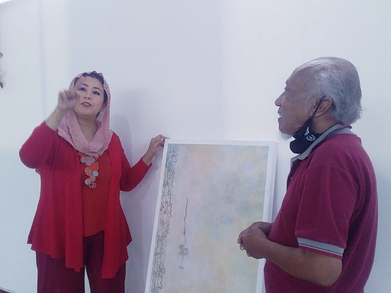 Yeny Wahid sedang mengapresiasi karya lukis Godod Sutejo (Dokpri)