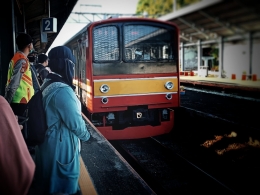 KRL Commuterline adalah transportasi andalan sehari-hari (foto by widikurniawan)