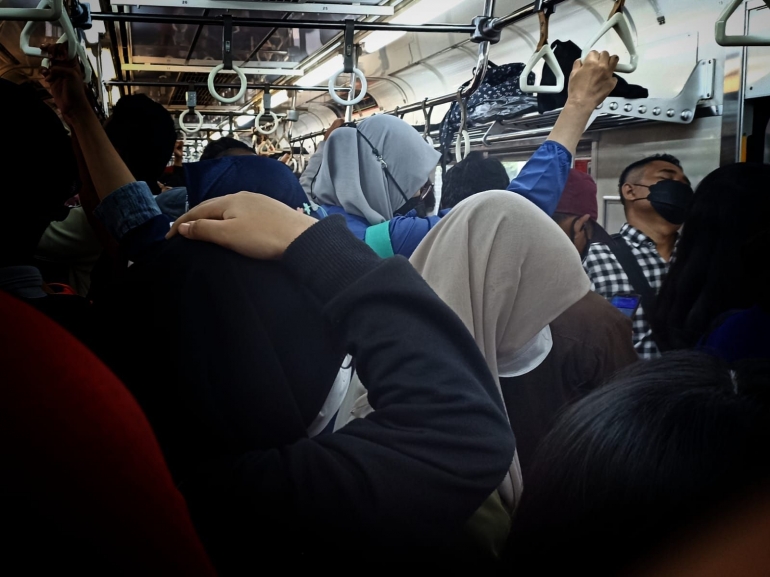 ilustrasi: Suasana kepadatan dalam KRL Commuterline (foto by widikurniawan)