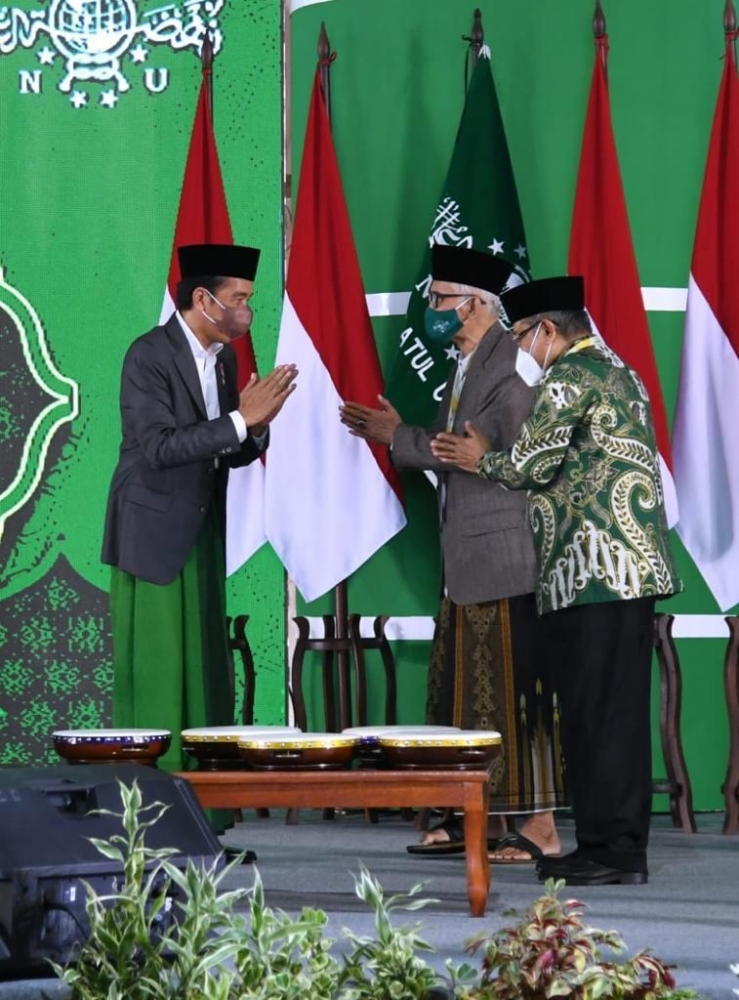 Presiden Jokowi dengan gagahnya memakai sarung saat membuka Muktamar NU ke-34 Lampung. (foto dok twitter jokowi)