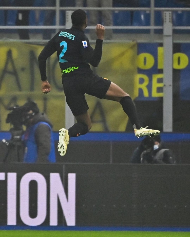 Pemain Inter Milan,Denzel Dumfries merayaksn gol kemenangan.Foto:instagram@ddumfries2.