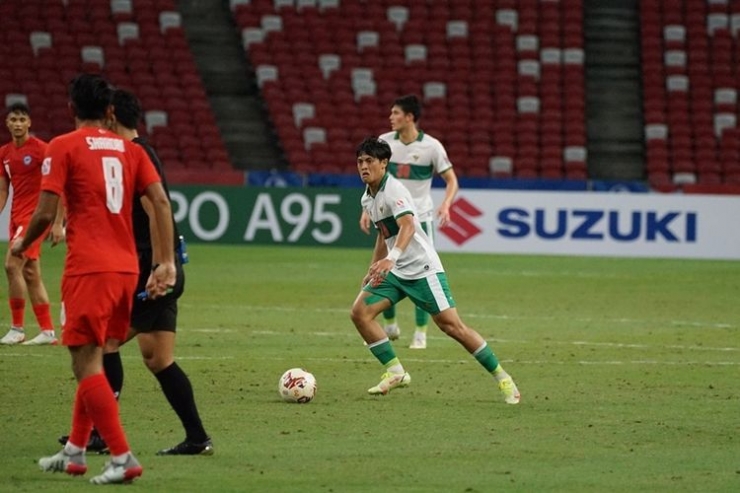 Para pemain Indonesia (putih-hijau) dan Singapura (merah-merah) saat bermain dalam semifinal leg 1 Piala AFF 2020. Sumber gambar ; jpnn.com 